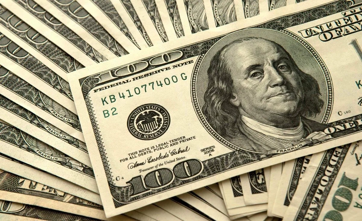 На Мосбирже курс доллара стал выше 84 рублей